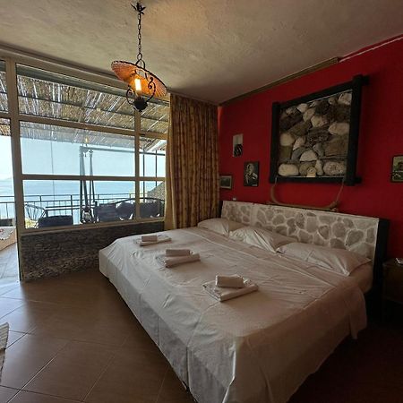 Hotel Vila "Oda E Miqve" Vlorë Buitenkant foto