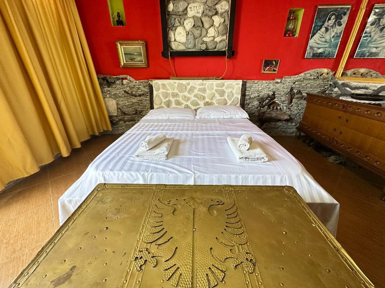 Hotel Vila "Oda E Miqve" Vlorë Buitenkant foto