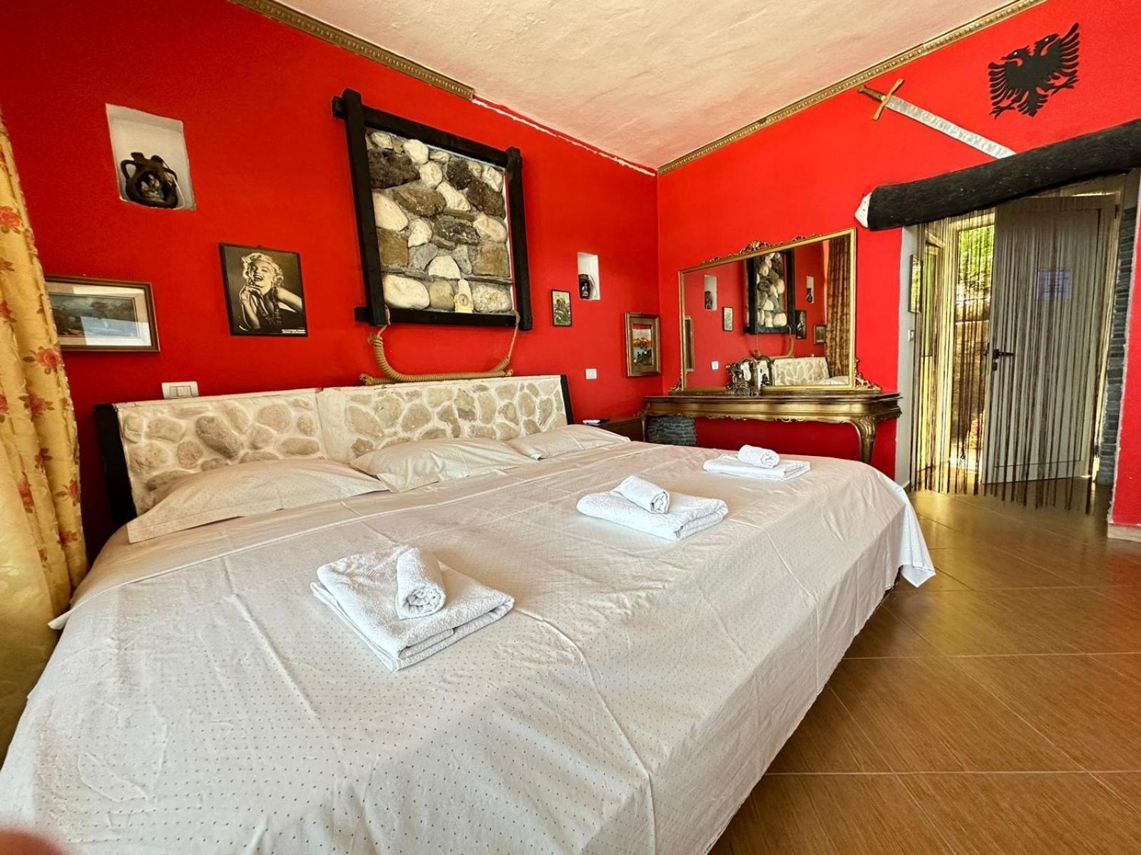 Hotel Vila "Oda E Miqve" Vlorë Buitenkant foto