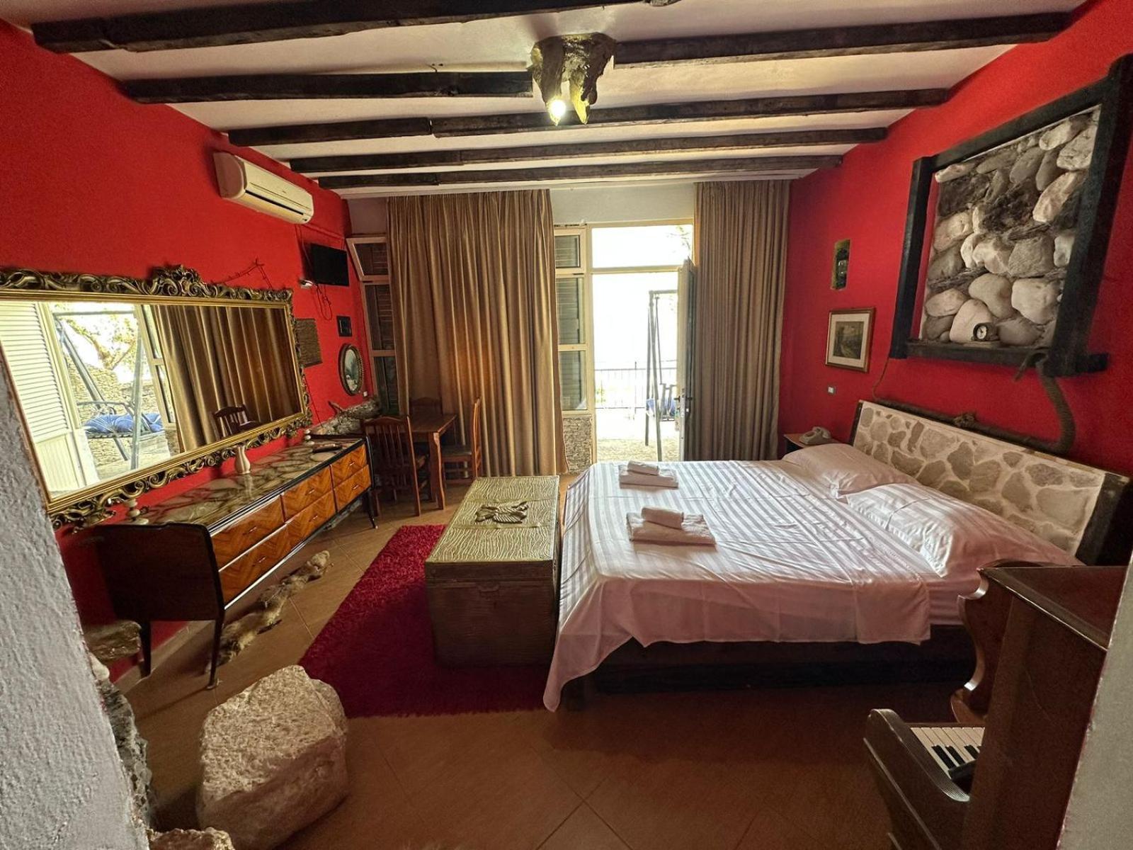 Hotel Vila "Oda E Miqve" Vlorë Buitenkant foto