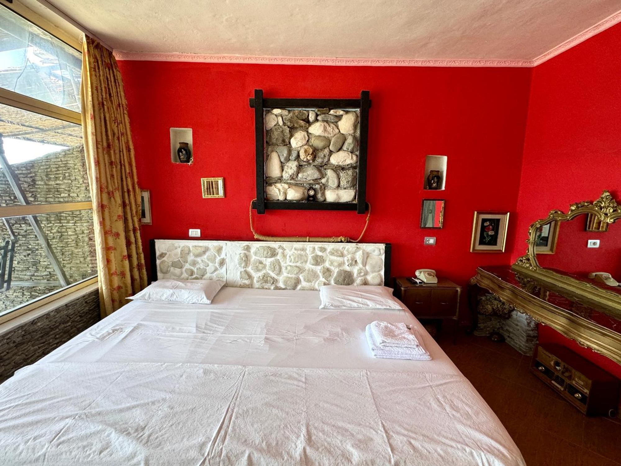 Hotel Vila "Oda E Miqve" Vlorë Buitenkant foto
