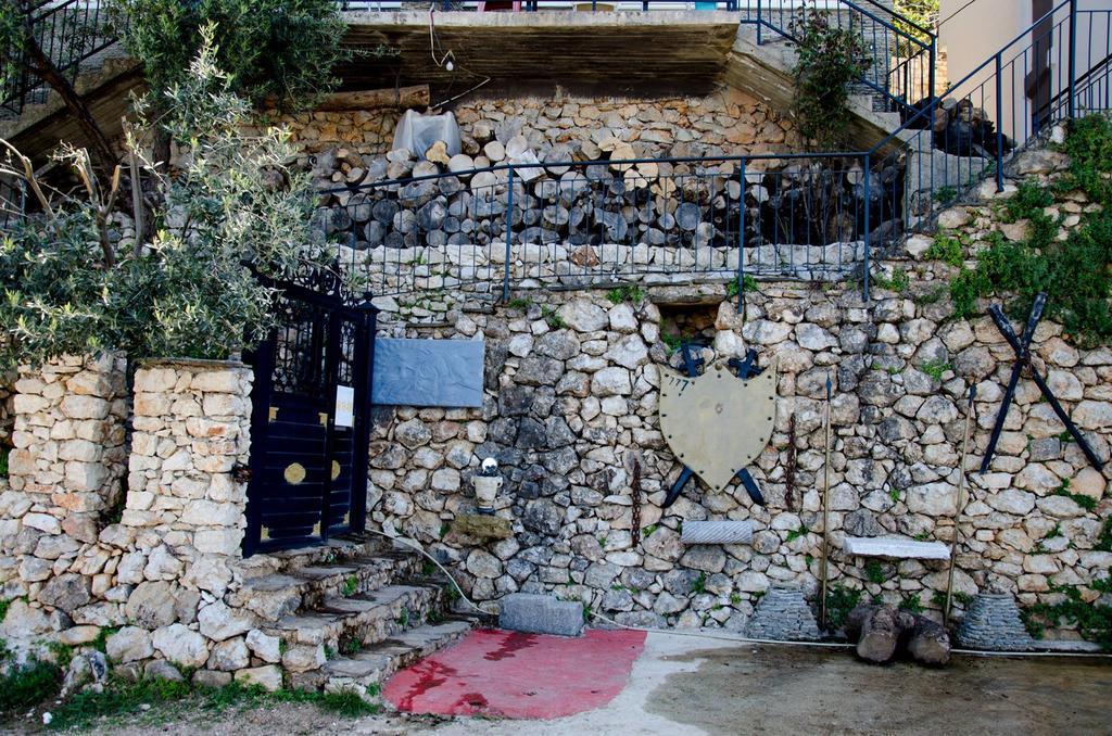 Hotel Vila "Oda E Miqve" Vlorë Buitenkant foto