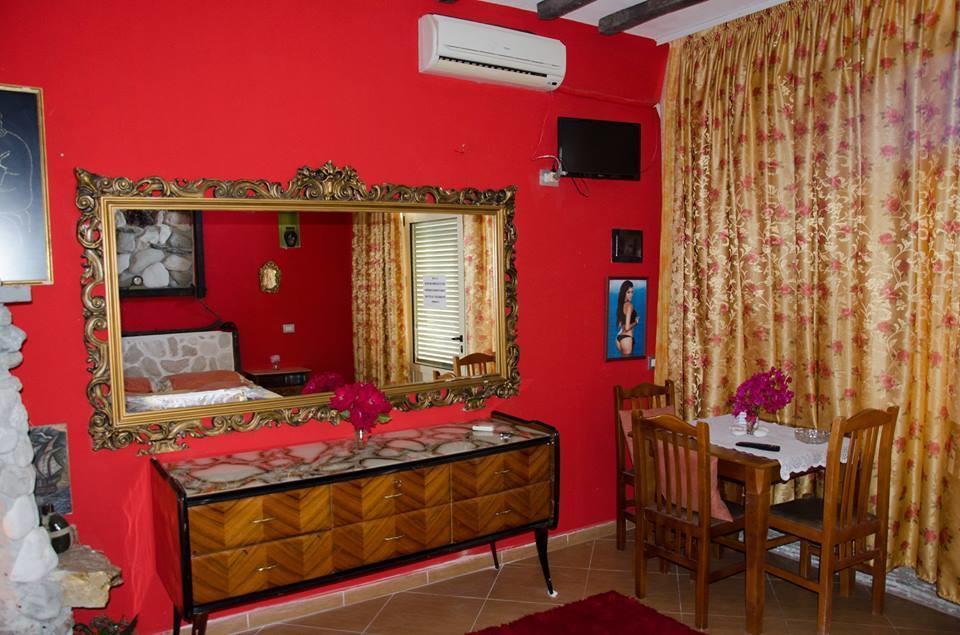 Hotel Vila "Oda E Miqve" Vlorë Buitenkant foto